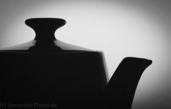 Opas Teekanne in schwarz-weiss