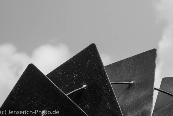 Eine Gartenwindmühle in schwarz-weiss