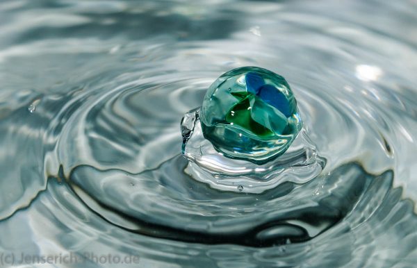 Eine Murmel an der Wasseroberfläche